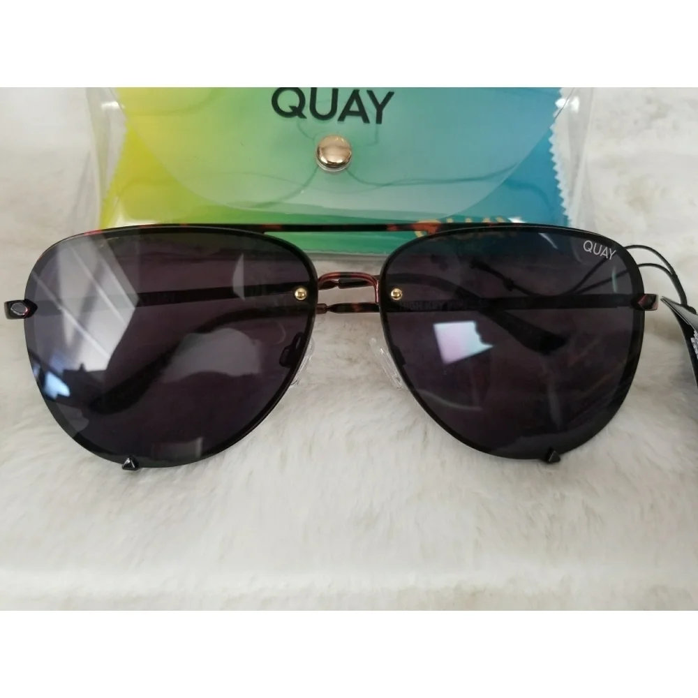 QUAY // ltd ed high key tortoise detail rimless black smoke lens aviators